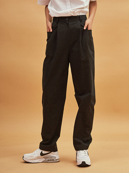 One Tuck Casual Pants