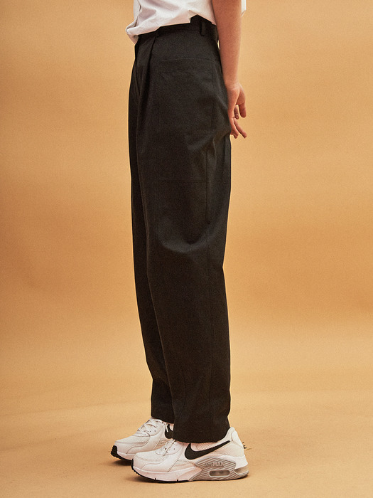One Tuck Casual Pants