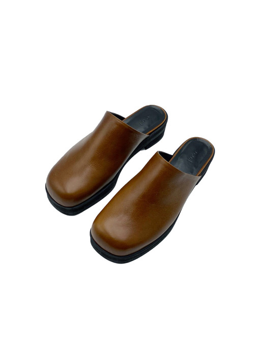  Polished Round Toe Clog / Brown