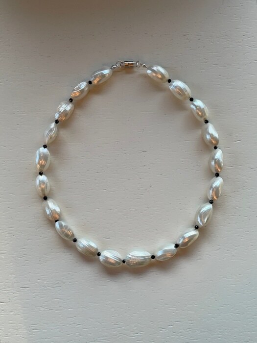 black dot mother of pearl necklace