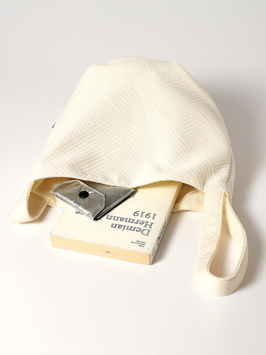 Embossing Dumpling wrist bag_Stripe Ivory