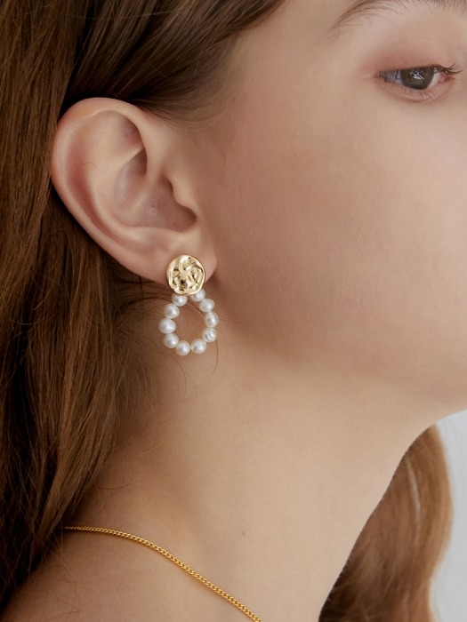 crumple round pearl earring
