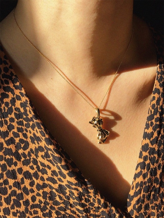 Pendant gold ribbon necklace