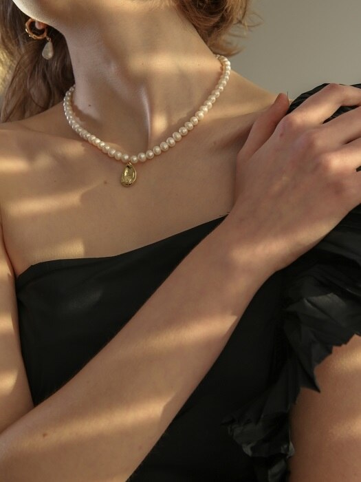 round pearl necklace