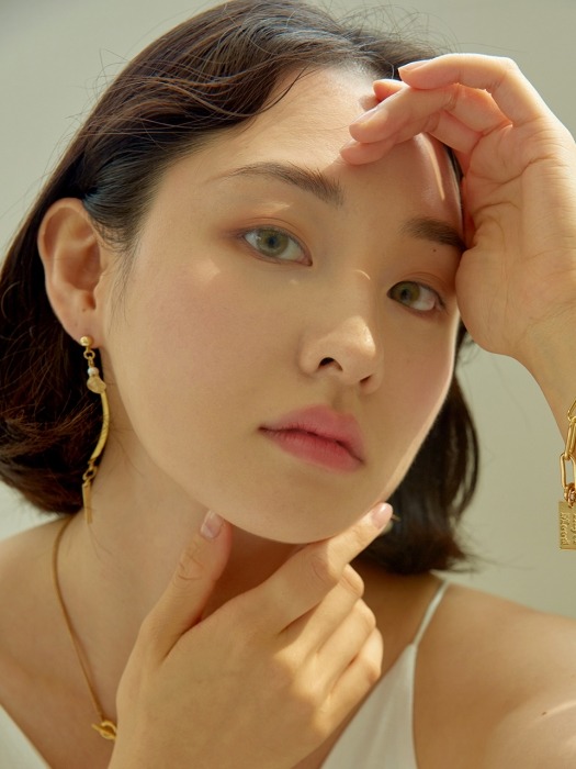 gold pearl line earring