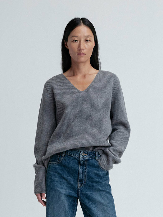 Cashmere V-Neck Sweater / Gadget Gray