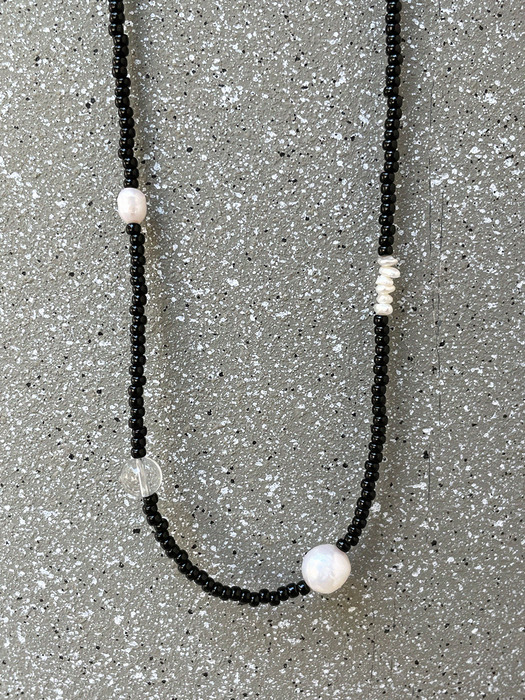 BLACK BEADS AND PEARL NECKLACE AN223027