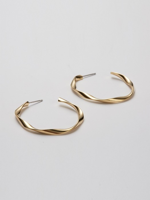 LARGE WAVE HOOP EARRING