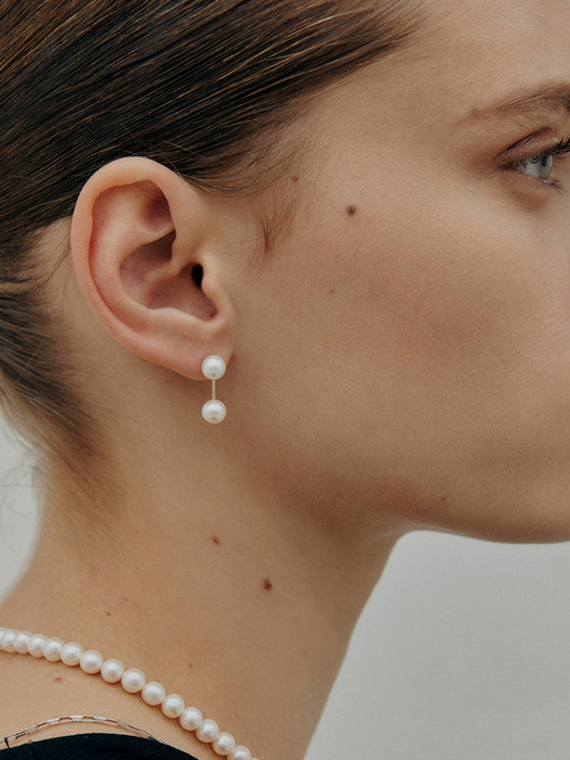 The dumbell pearl earrings
