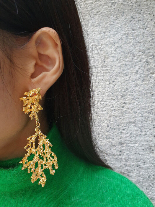 Gold tree objet earrings