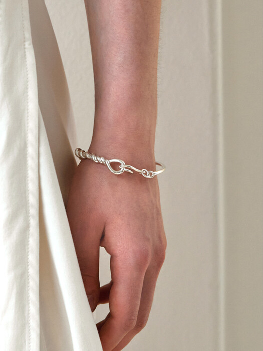 Half knot bracelet
