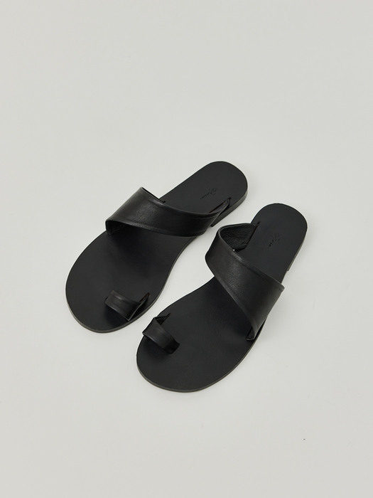 curved flip-flops (black)