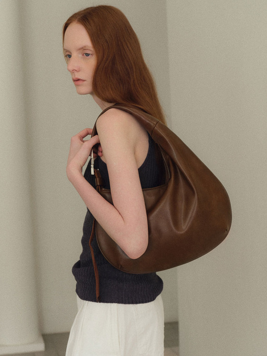 [단독]UNBALANCE HOBO BAG_brown