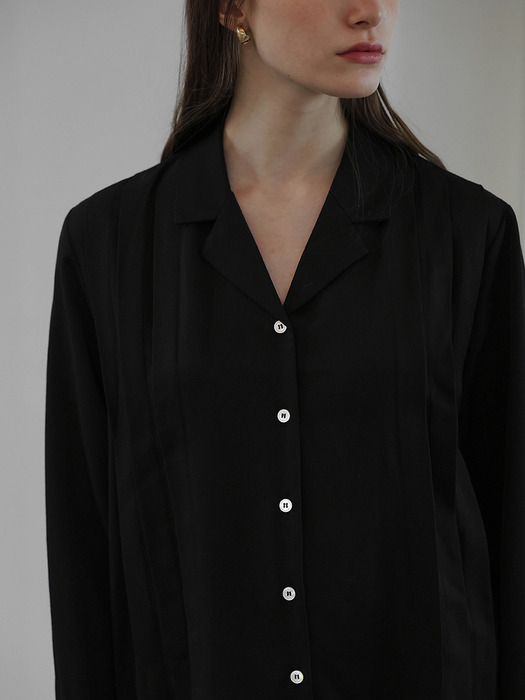 Open Collar Pleats Blouse [Black]