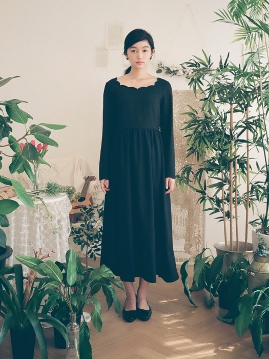 Scallop Princess Maxi Dress : Black
