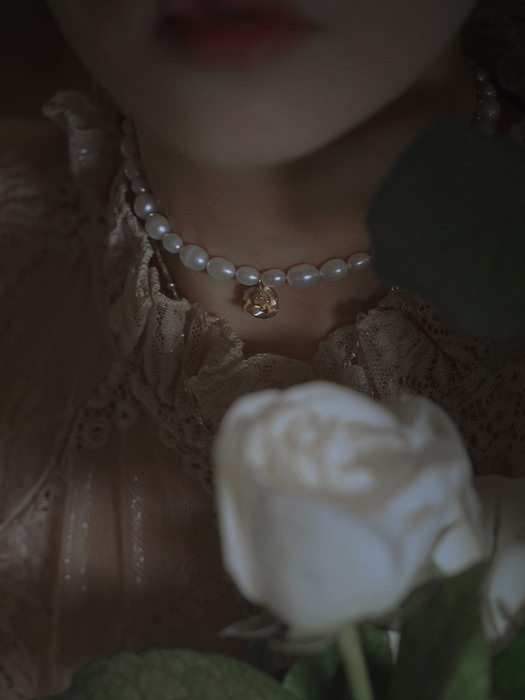 Flower breeze. rose. necklace 02