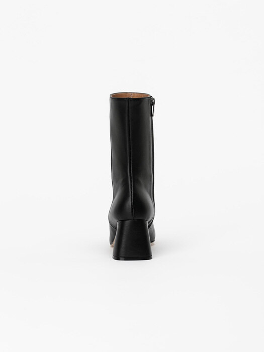 Gigue Boots in Black