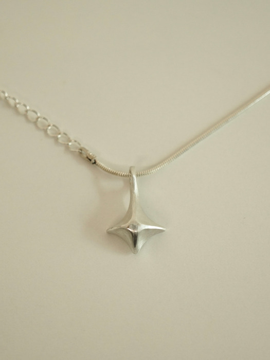 rs one pointed necklace