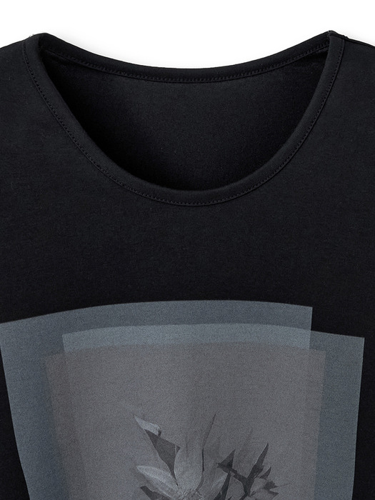 레이어 플라워 프린트 티셔츠 (블랙)