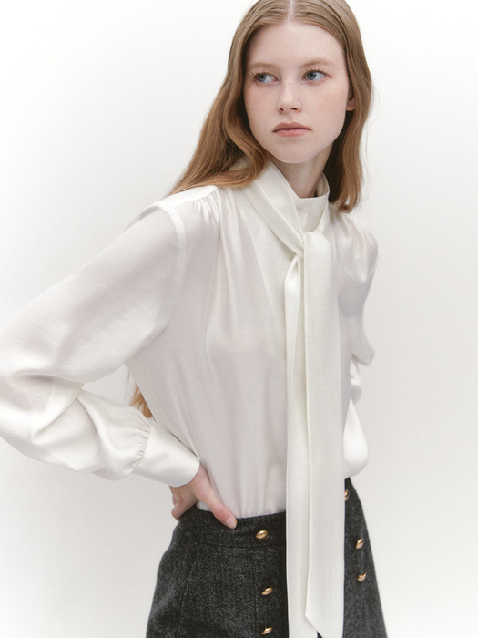 Tie-deco Shirring High-neck Blouse IVORY