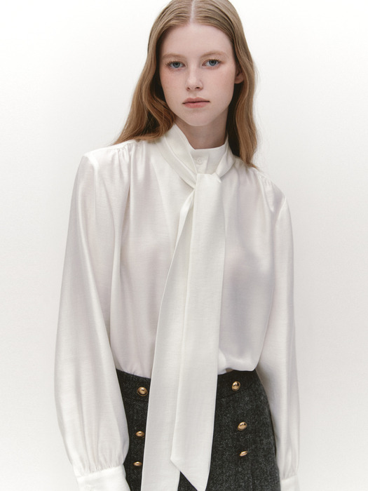 Tie-deco Shirring High-neck Blouse IVORY