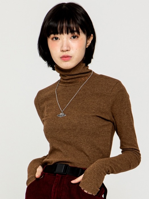 NAPPING TURTLE NECK SLIM TOP [BROWN]