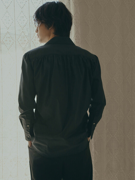 One-piece collar shirring shirt (Black)