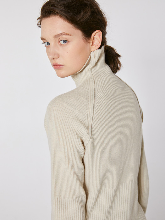 TOF OUT-CUT CASHMERE TURTLENECK KNIT IVORY