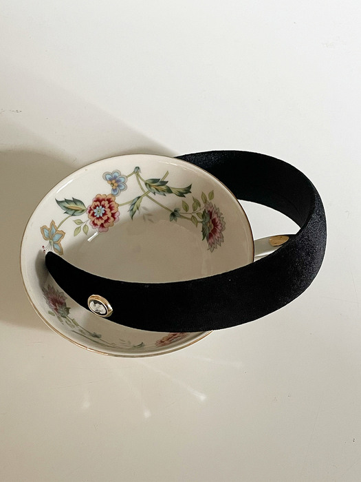 Vintage Mood Cameo Velvet HairBand [Black]