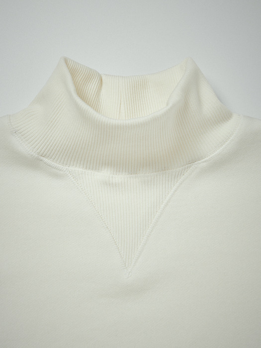 High neck sweatshirt in white