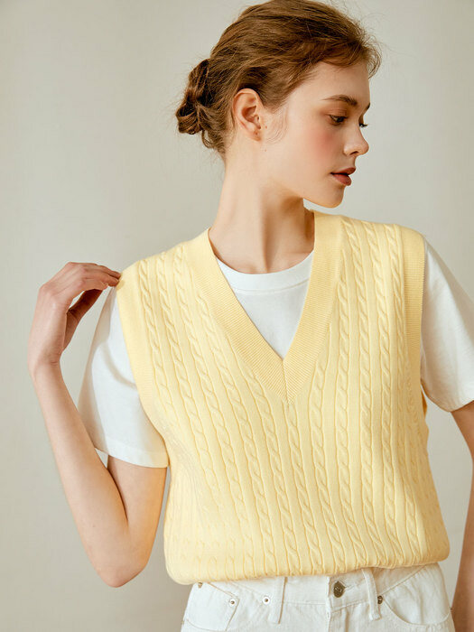 V-neck cable knit vest (yellow)