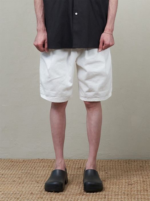 WIDE TWO TUCK DENIM SHORTS_WHITE