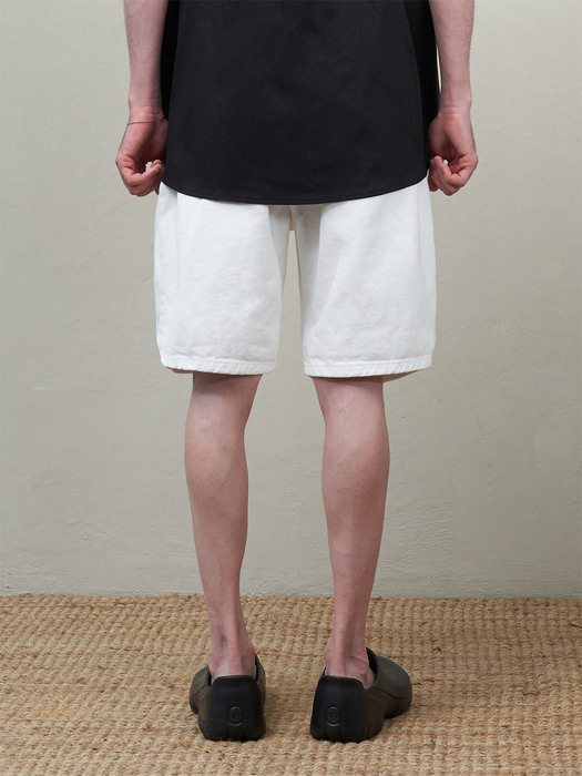 WIDE TWO TUCK DENIM SHORTS_WHITE