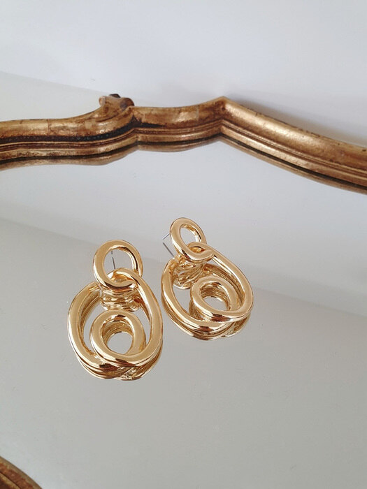 Gold twist circle earring