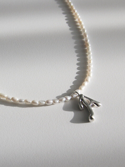melting Initial pearl necklace silver