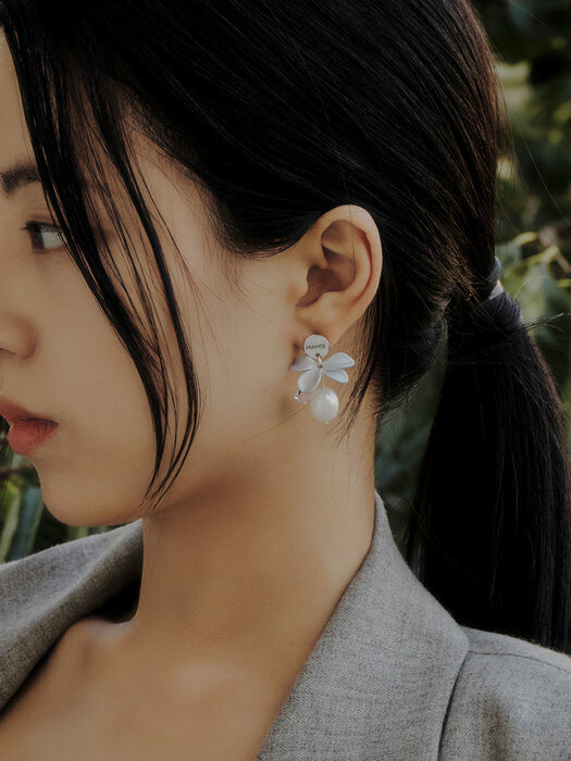 Petit Magnolia Pearl Earrings