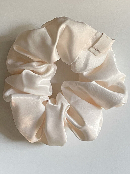 oar Glossy Satin Scrunchies [Ivory]