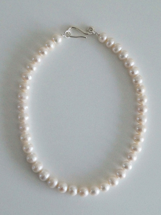 CLASSY PEARL NECKLACE