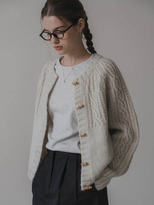 Duffle cable cardigan (snow)