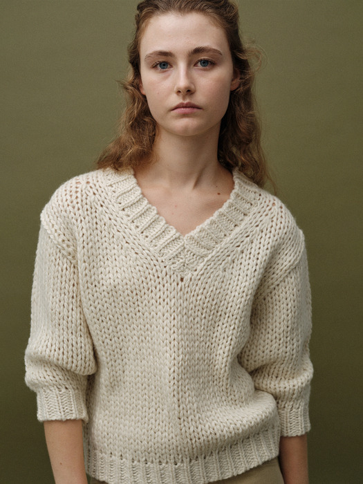 Wide v-neck sweater (Ivory)