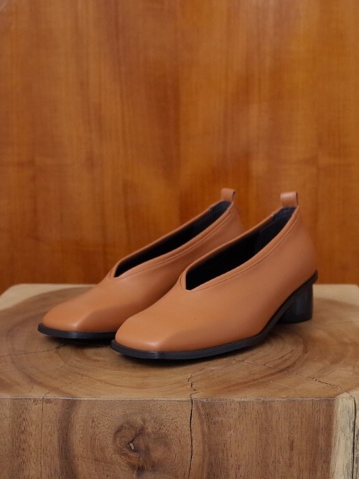 Square V pumps Caramel