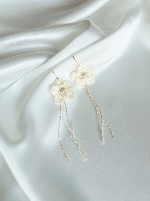 Cream flower drop earring