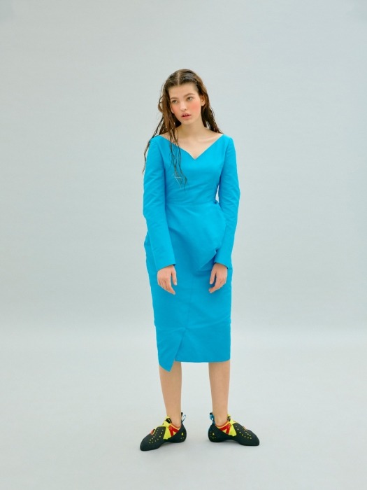 CURVED SILHOUETTE V-NECK DRESS (BLUE)