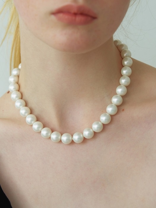 Soft Medium Pearl Necklace