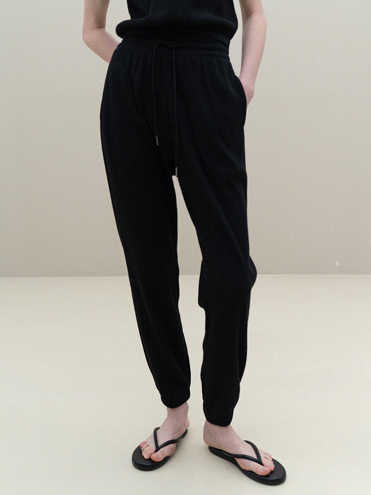 sleeveless top + waffle banding jogger pants (black)