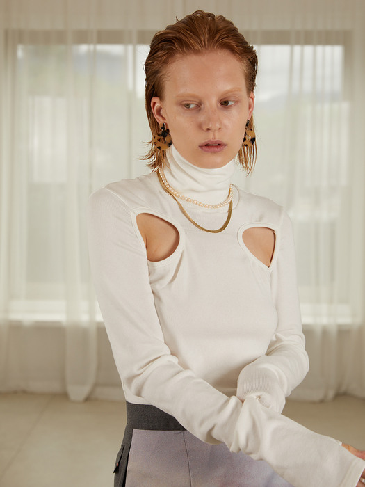 CUT-OUT TURTLE NECK(WHITE)