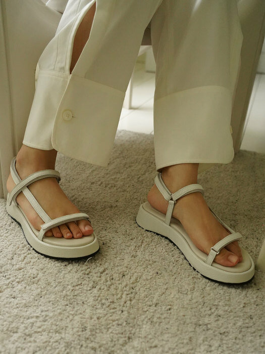BAY VELCRO SANDALS IN ALL WHITE