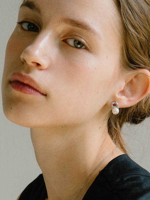 Lucid pearl stud Earring