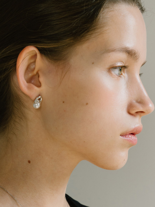 Lucid pearl stud Earring