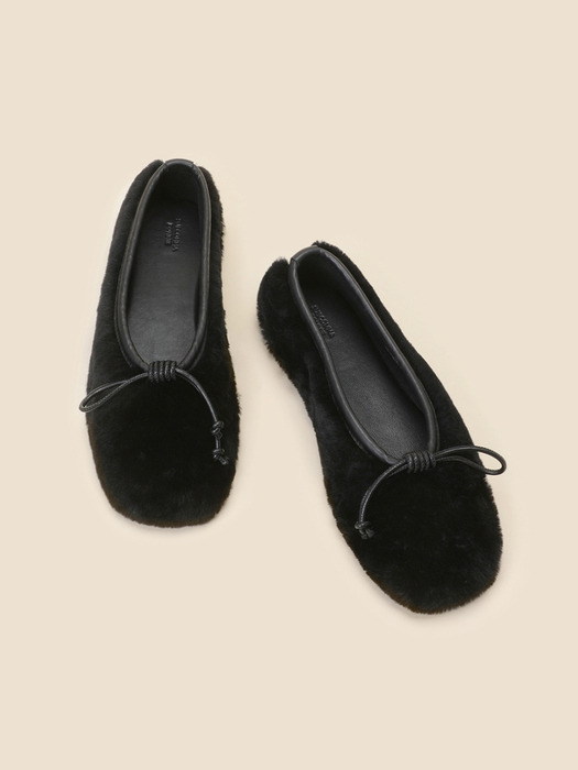 Ribbon fur flat shoes(black)_DG1DW24702BLK